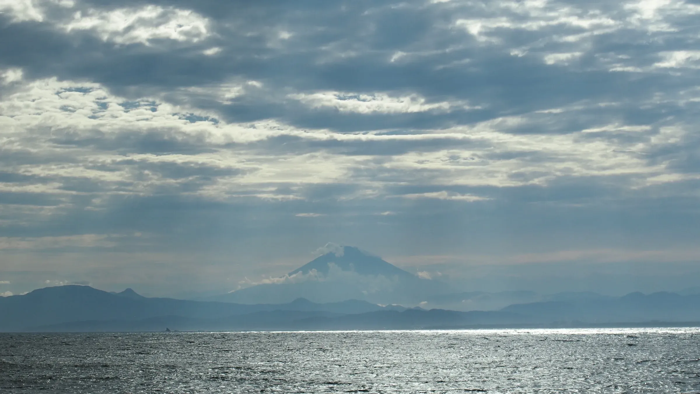 雲間の光と富士山